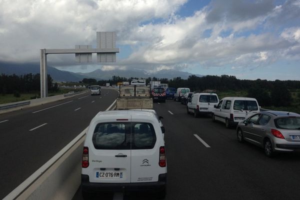 12/05/16 - Un grave accident de la circulation sur la 4 voies à Borgo a entraîné un important embouteillage 