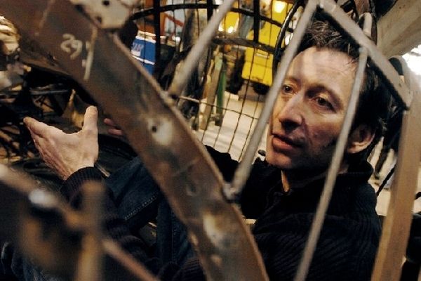 François Delaroziere, créateur de La Machine lors de la fabrications des machines des "Mondes Marins" à Nantes, le 30 mars 2007.