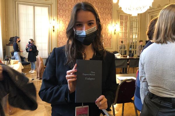 Une membre du jury 2021 du Goncourt des lycéens avec le roman de la lauréate Clara Dupont-Monod