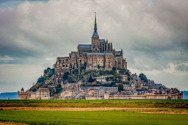 Le Mont-Saint-Michel sous les nuages, ce LUNDI.