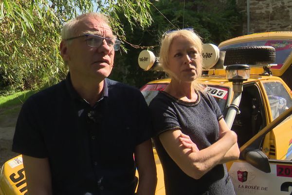 Murielle et Emmanuel Lepron devant leur 205