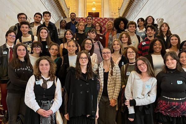 Les élèves du lycée Chosieul de Tours, lauréats du prix Samuel Paty, en visite au Sénat avant la remise de leur prix ce 19 octobre 2024.