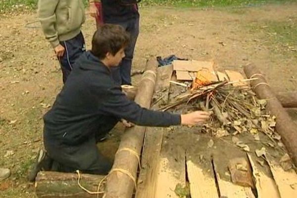 Apprendre à faire un feu fait partie des objectifs du rassemblement. 