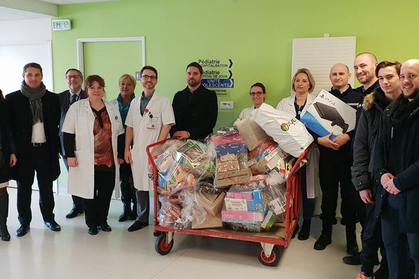 Le Centre hospitalier Sud Francilien a reçu de nombreux cadeaux, dont des PlayStation 4 de la compagnie de gendarmerie de Mennecy.