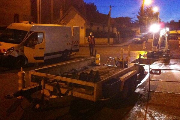 Les techniciens de la Lyonnaise des Eaux tentent de réparer la fuite, survenue rue Charles Poisot à Dijon.