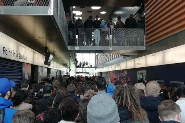 Les étudiants se sont regroupés dans le bâtiment Érève, ce lundi 30 avril, pour voter pour ou contre le maintien du blocage.