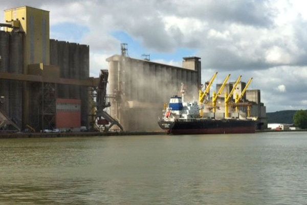 Le déchargement de céréales au port  de Rouen