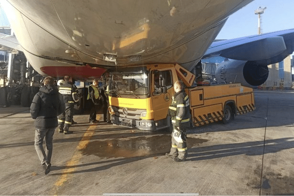 Un véhicule de ravitaillement en eau est venu s'encastrer sous l'avion, un Airbus A380, ce 27 mars 2024.