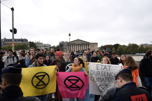 Les militants de Extinction Rebellion manifestent autour de l'Assemblée Nationale à Paris