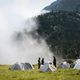 Zakaria Hamdani emmène régulièrement des jeunes adultes randonner en autonomie pendant quelques jours dans les Pyrénées.