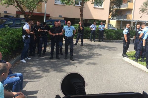 Le bus des supporters russes, en partance pour Lille, est retenu par la gendarmerie.