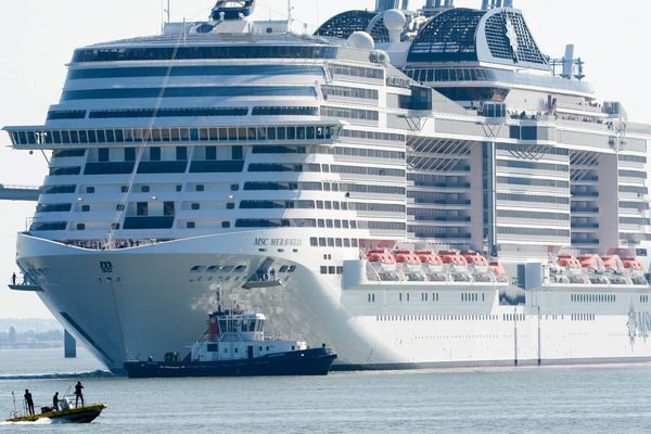 Le paquebot Meraviglia construit à Saint-Nazaire quitte le port pour sa première croisière le 1er juin 2017