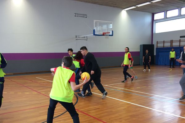 En France, il existe 15 clubs de Tchoukball.