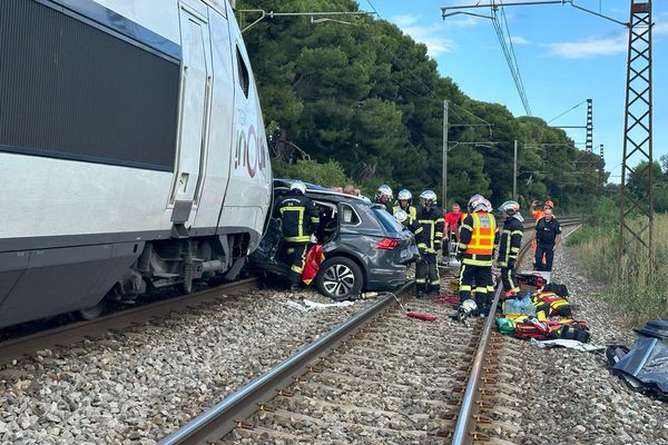 Une violente collision a eu lieu entre un TGV et un véhicule au passage à niveau de la route de Marseillan, ce vendredi 12 juillet 2024.