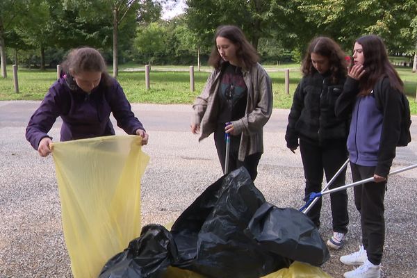 Des élèves du lycée professionnel Montciel de Lons-le-Saunier ont nettoyé plusieurs endroits stratégiques de la ville dont le stade municipal.