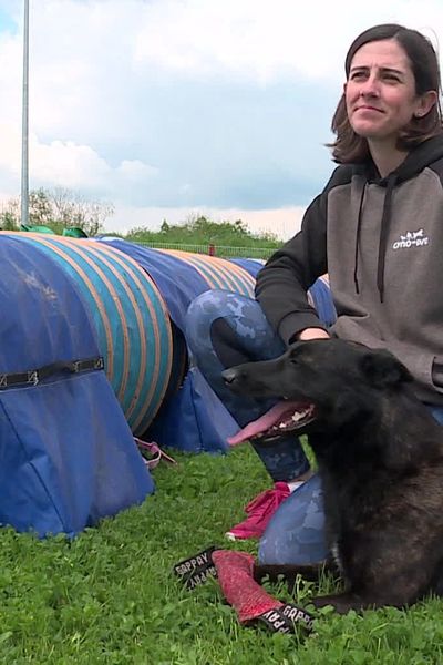 Marine Tapon et son chien Terra.