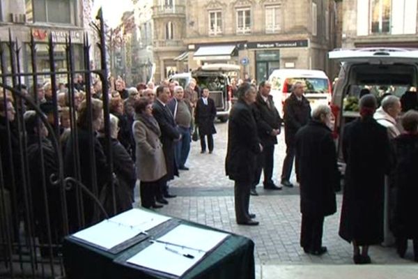 La foule à l'entrée de la collégiale