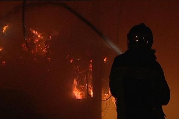 L'incendie du stock de foin du GAEC de l'Aurore à  Reugney dans le Doubs