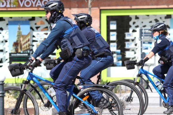 Patrouille de police pendant le confinement à Toulouse en mars 2020