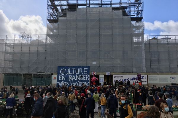 Près de 400 personnes réunies sur le parvis du théâtre de Cherbourg en soutien à la culture, samedi 27 mars 2021.