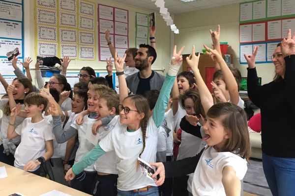 Martin Fourcade rend visite aux élèves de l'école de Laiches, à Villard-de-Lans, ce mardi 4 février.