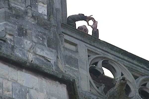 Le père perché sur le toit de l'église St-Pierre de Caen, 9 avril 2013