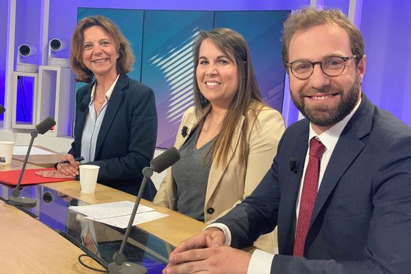 Trois des candidats à la deuxième circonscription de Haute-Savoie lors du débat diffusé sur France 3 Alpes - 25 mai 2022