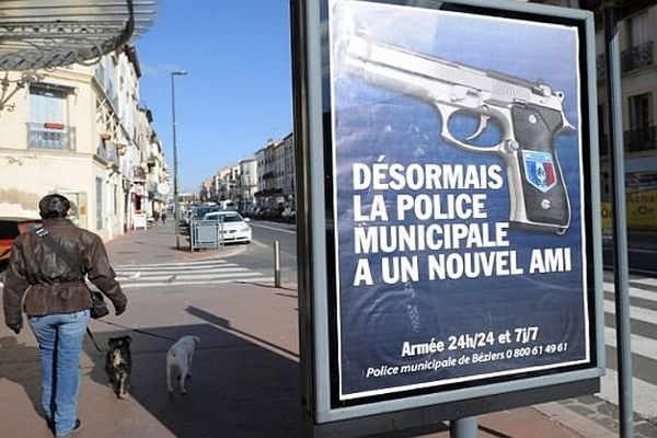 Béziers (Hérault) - les affiches vantant l'armement de la police municipale - 11 février 2015.