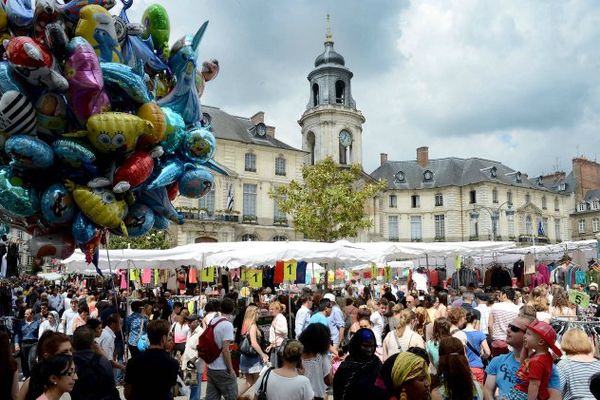 La place de la mairie lors de la grande braderie en 2014