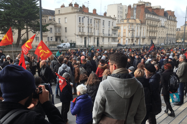 A Rennes, le rassemblement organisé devant l'inspection académique a mobilisé 500 personnes dont une centaines d'enseignants.