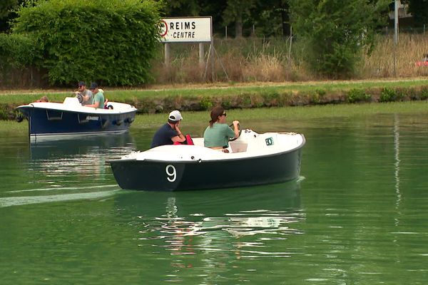 Les bateaux électriques permettent de découvrir Reims autrement, le long du canal de la Marne.