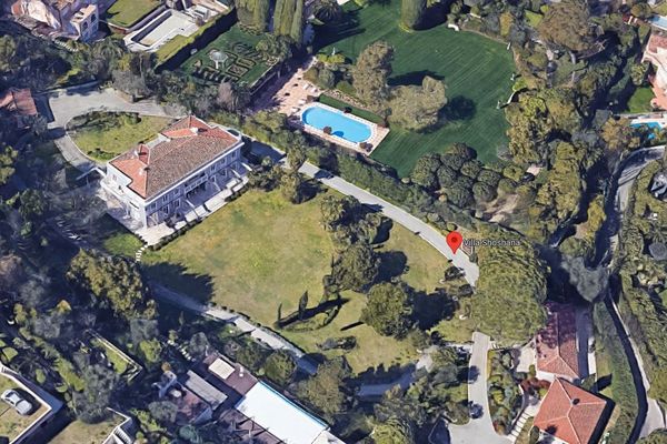 La villa Shoshana est située sur cette presqu'île prisée des milliardaires russes.