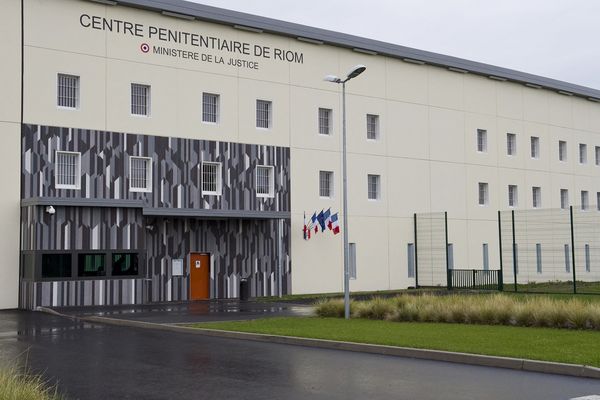 La prison de Riom, près de Clermont-Ferrand, est surpeuplée.