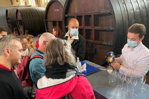 Service de plusieurs flûtes de champagne à destination des visiteurs de la maison Pommery à Reims.