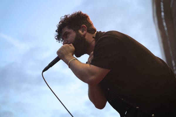 Yannis Philippakis, le chanteur guitariste du groupe Foals face au public de la Grande Scène à l'occasion de l'édition 2023 des Eurockéennes de Belfort.