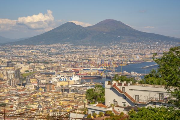 Des bateaux, une colline, de la chaleur perceptible, la lumière ? C'est celle de Naples, pas de Marseille