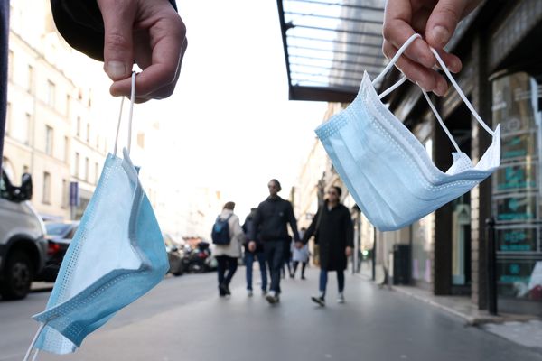 Pour faire face au variant Omicron, et éviter la paralysie économique du pays, le gouvernement a annoncé une série de nouvelles règles qui entreront en vigueur dès le lundi 3 janvier.