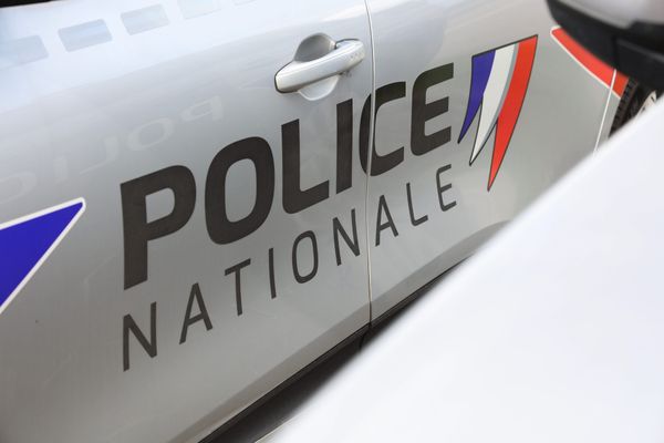 Les policiers auraient interpellé le jeune homme de 17 ans en pleine rue.