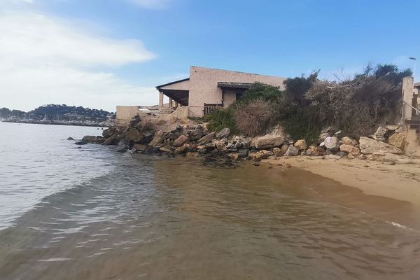 Début septembre, une usagère de la plage de Cavalaire-sur-Mer a lancé une pétition sur Internet pour alerter sur l'érosion préoccupante, le réensablement insuffisant et l'insalubrité du front de mer. Elle compte aujourd'hui plus de 8500 signatures.