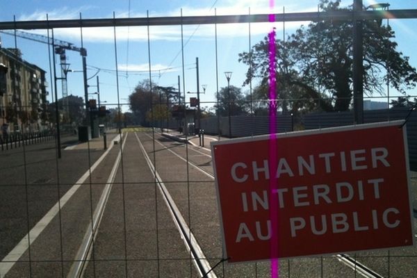 Le tramway ne circule pas et est remplacé par des navettes