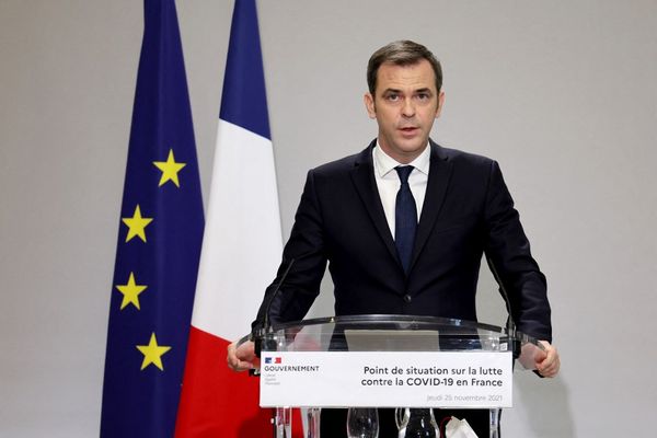 Le ministre de la Santé, Olivier Véran, le 25 novembre 2021 à Paris lors d'une conférence de presse sur l'épidémie de Covid-19.