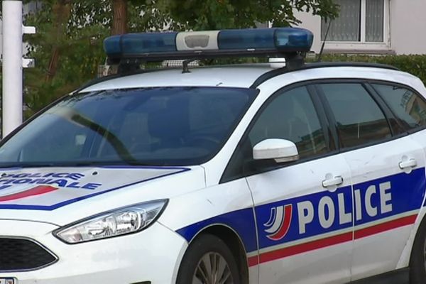 Deux personnes étaient présentes à bord du véhicule. Un homme au volant, et une femme sur le siège passager.