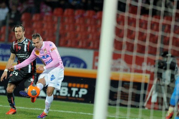 Malgré les tentatives de Kévin Bérigaud, ETG n'a pas su trouver le chemin des buts face à Valenciennes. Dommage... La formation nordiste est pourtant un concurrent direct au maintien. 