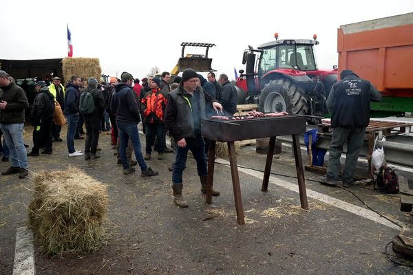 Les agriculteurs mobilisés à Rethel (Ardennes) attendent des réponses fortes du gouvernement.