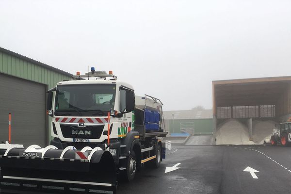 132 engins de déneigement seront mobilisés pendant 4 mois pour maintenir le réseau routier du Puy-de-Dôme circulable. 