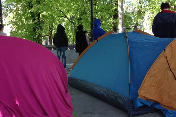 Trois familles d'Albanie et de Bosnie se sont installés sous le kiosque en attendant un hébergement d'urgence