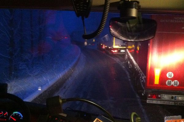 Poids lourds bloqués sur la RN 102, vers Mayres, ce matin.