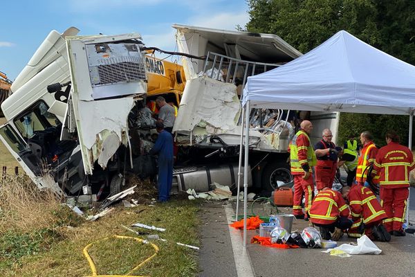 Deux passagers du camion grue ont dû être désincarcérés par les pompiers.