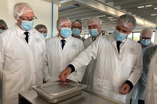 Christophe Béchu (à droite), lors de l'inauguration de la cuisine centrale d'Angers, le 12 septembre 2022