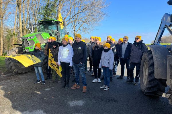 Lundi 23 décembre 2024, une trentaine d'agriculteurs ont mené dune nouvelle action à La Roche-sur-Yon, à l'appel de la Coordination rurale